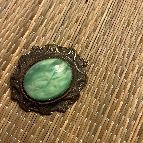 Vintage Green Cameo Brooch With Large Green Stone and Metal Setting - Picture 5 of 8